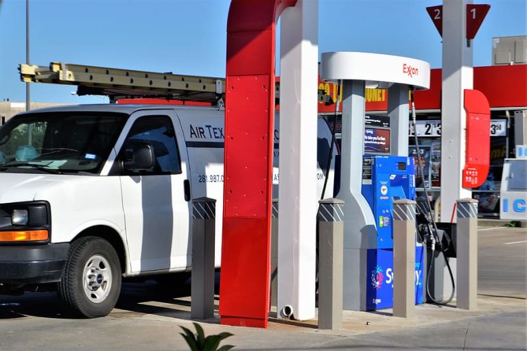 independent-contractor-gas-station-gassing-up-stop-for-gas