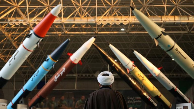 iran-memamerkan-sejumlah-rudal-dan-sistem-pertahanannya-di-sebuah-museum-di-teheran-pada-jumat-1511-di-tengah-ketegangan-konfl-4_169